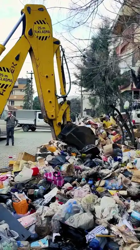 Derince'de kötü koku ihbarıyla evden 30 ton çöp çıkarıldı