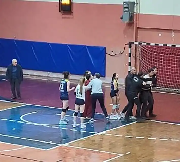 Taraftar sahaya atladı, voleybol maçı seyircisiz tamamlandı