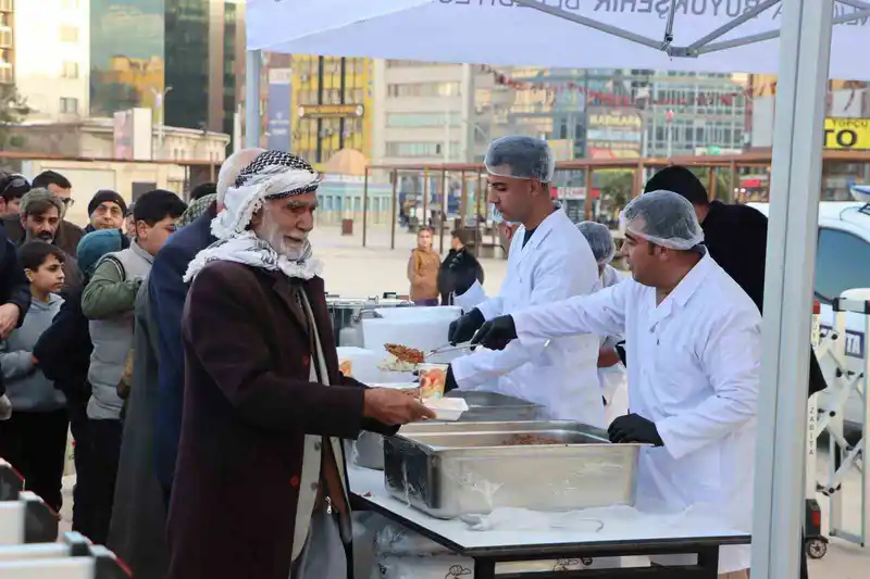 Şanlıurfa'da Ramazan'ın ilk iftarı binlerce kişiyle açıldı