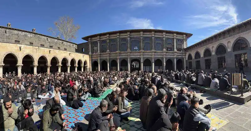 Diyarbakır Ulu Cami'nde Ramazan'ın ilk cuma namazı