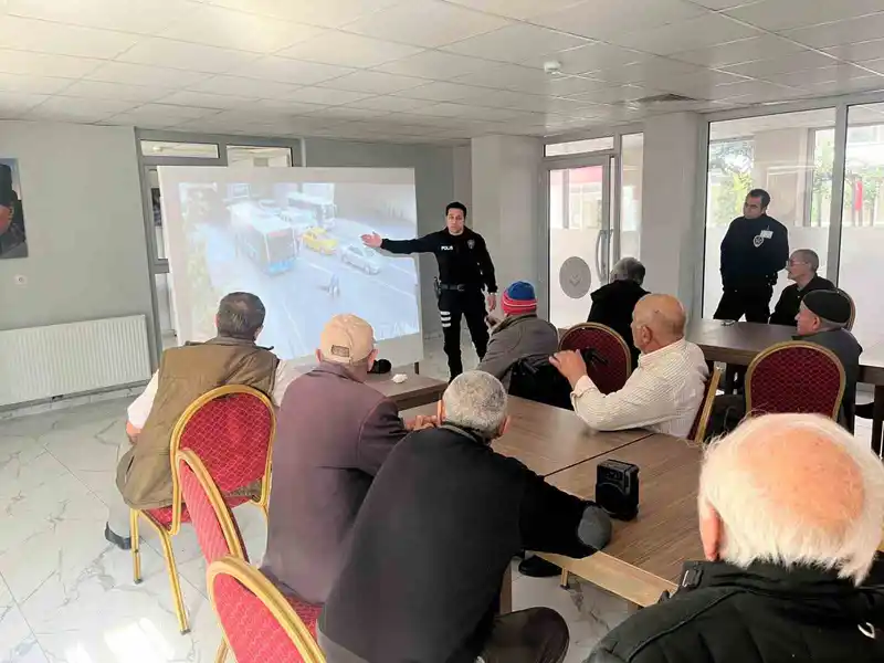 Kars'ta huzurevi sakinlerine trafik eğitimi verildi