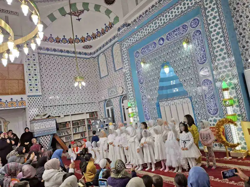 Bursa'da minikler Ramazan'ı fener alayıyla karşıladı