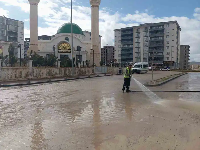 Siirt'te kaldırım ve caddeler yıkanarak dezenfekte edildi