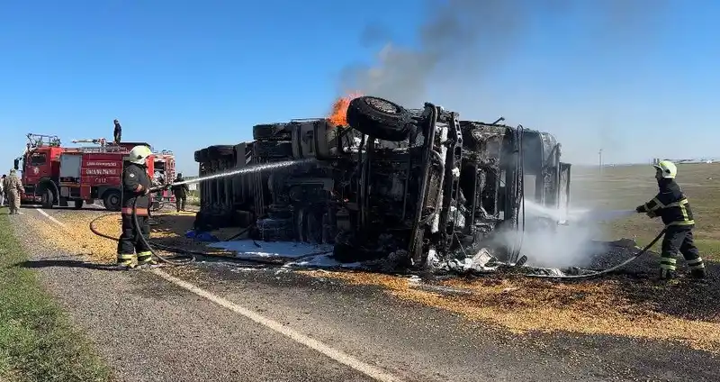 Şanlıurfa'da mısır yüklü tır devrildi, yangın çıktı