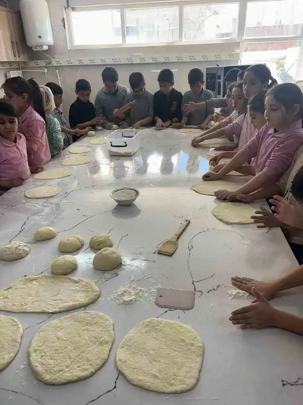 Miniklerin Pişirdiği Pideler İftar Sofralarını Isıttı