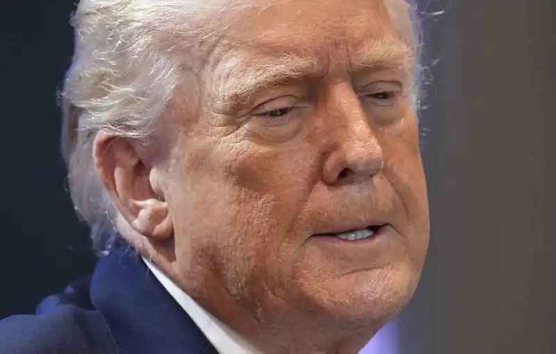 Trump Yüksek Mahkeme'nin tarife kararına isyan etti