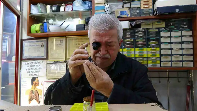 Nejdet Usta 60 yıldır zamana ince ayar veriyor