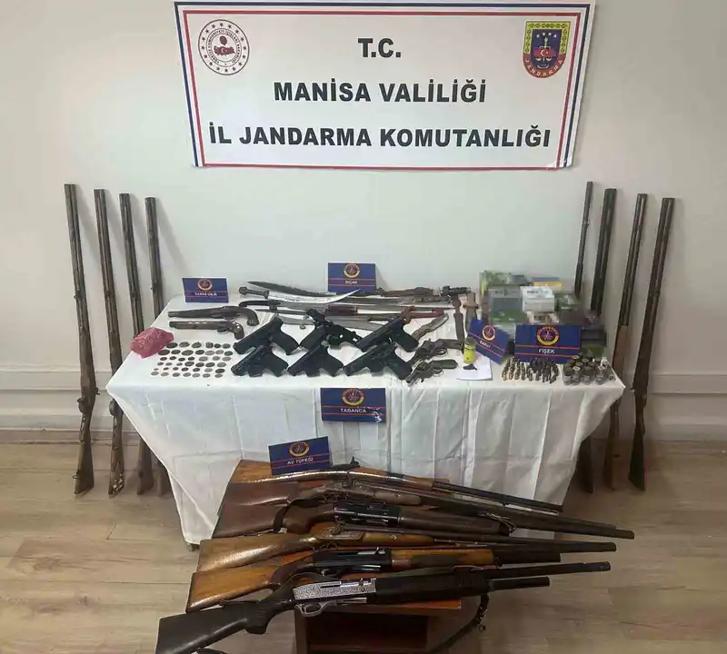 Manisa'da evde ruhsatsız silah ve tarihi eser baskını
