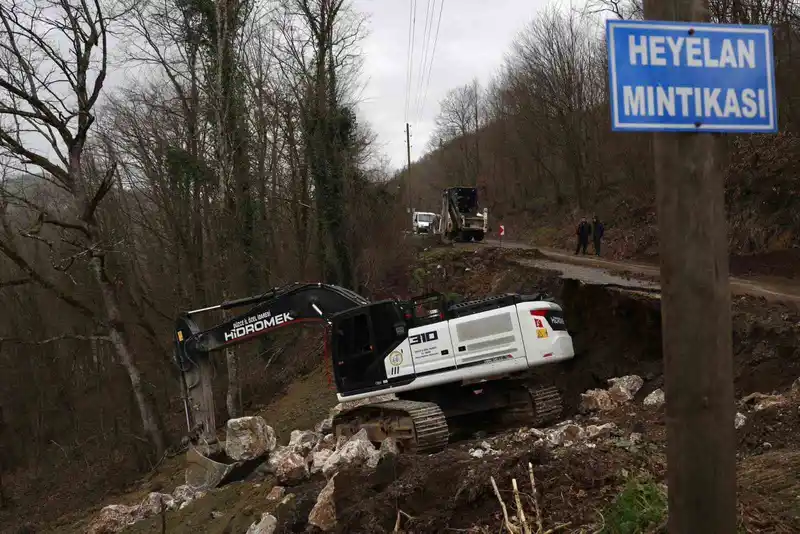Düzce'de heyelan sonrası taş tahkimat çalışmaları sürüyor