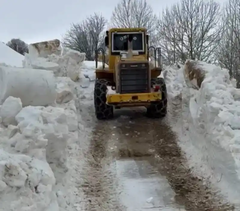 Bitlis'te 5 metrelik kar engeli aşıldı, köy yolları açıldı