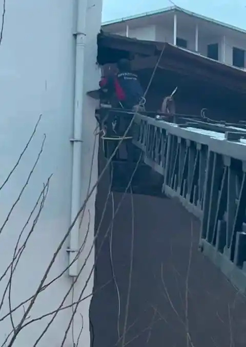 Takıldığı ipte asılı kalan güvercin kurtarıldı