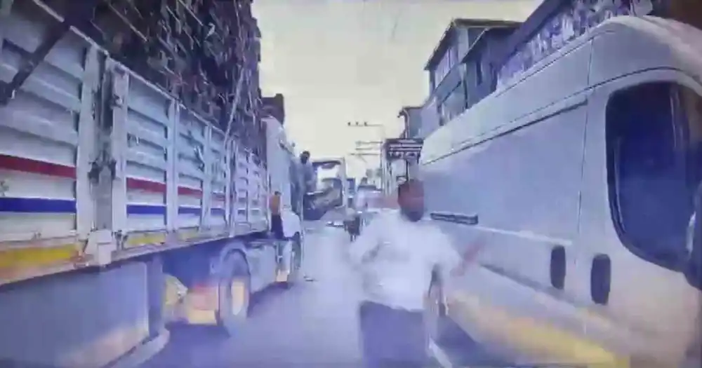 Trafikte dehşet: Tırdaki yolcu bıçakla saldırdı