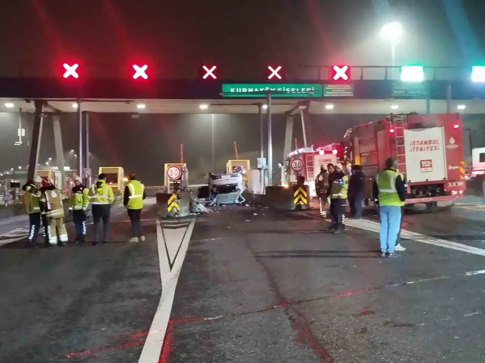 Kuzey Marmara Otoyolu Kurnaköy gişelerinde otomobil takla attı: 2 yaralı