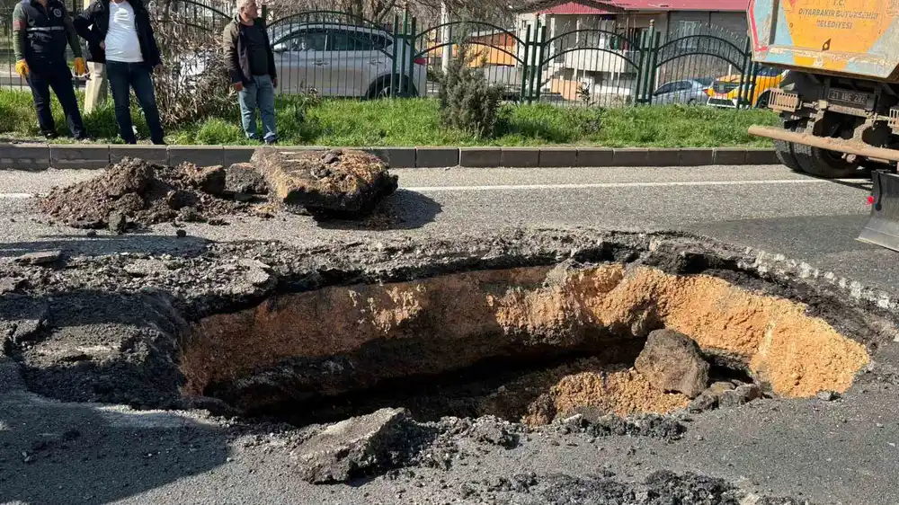 Diyarbakır’da yol çöktü, facianın eşiğinden dönüldü