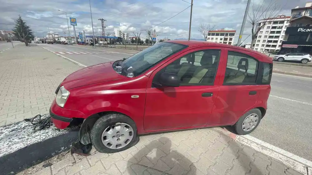 Otomobil refüje çıktı, sürücü kazayı yara almadan atlattı