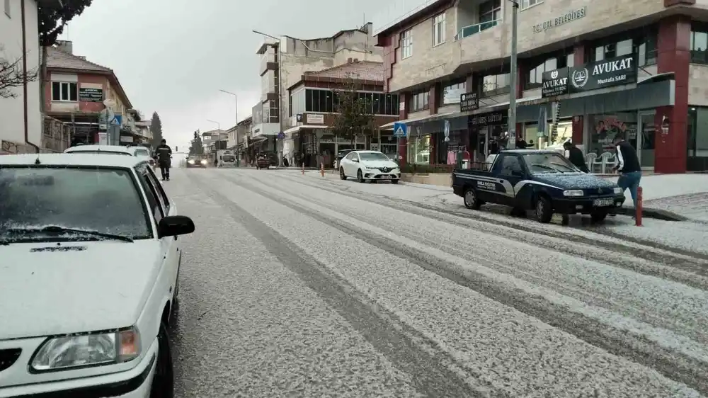 Çal’a Mart ayında kar düştü