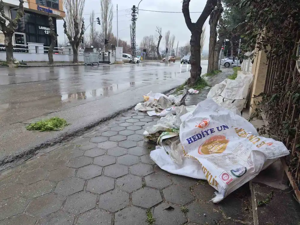 Kaldırımları çöplük gibi kullanıyorlar