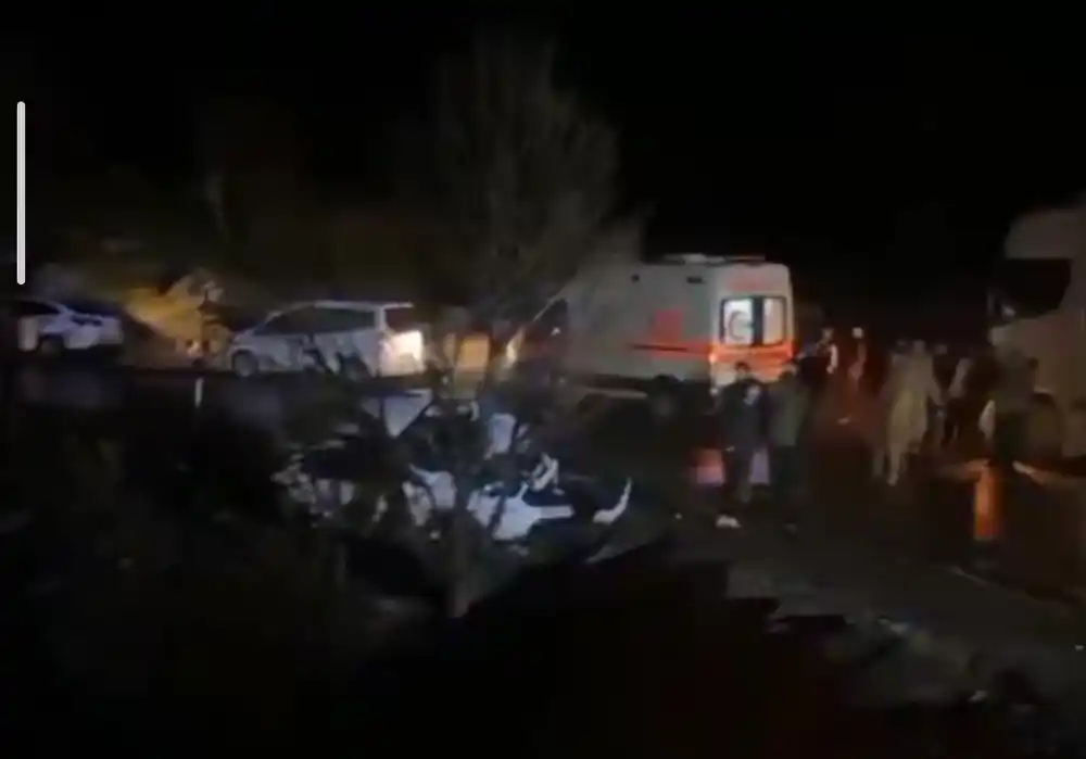 Hakkâri’de tır otomobille çarpıştı: 2 yaralı