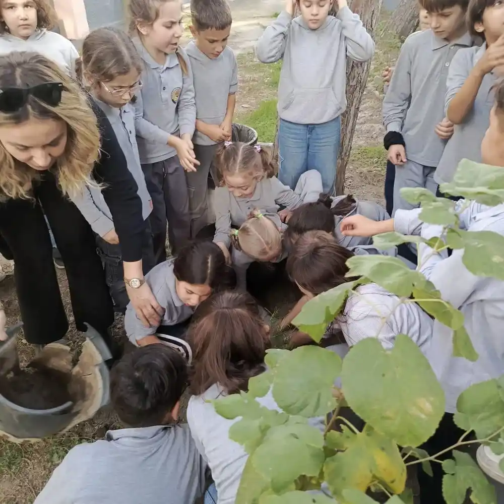 Söke’de Orman Haftası’nda fidanlar gelecek için toprakla buluştu
