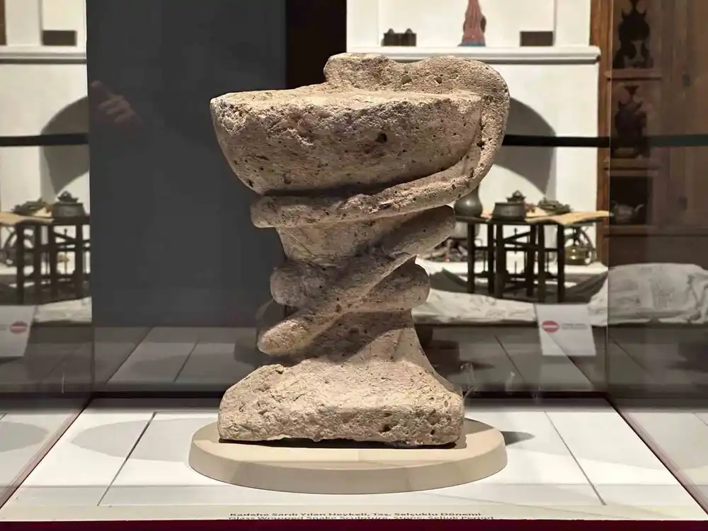 Eczacılık ve sağlığın sembolü sayılan 791 yıllık kadehe sarılı yılan heykeli bu müzede sergileniyor