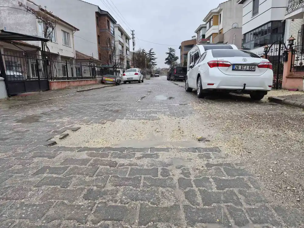 Ertuğrulgazi Mahalledeki bozuk yollar sürücülere zorluk yaşatıyor