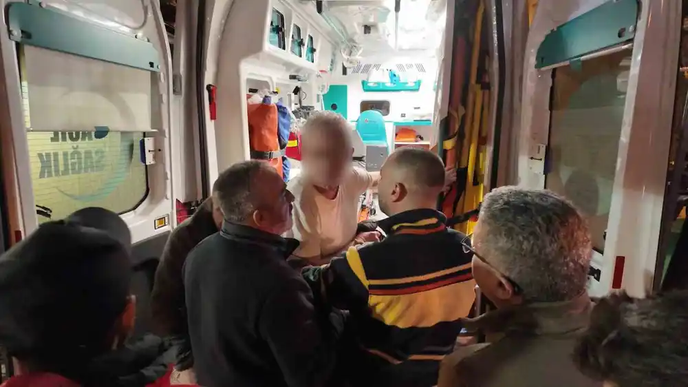 Kadıköy’de alkollü şahıs ekipleri uğraştırdı: 