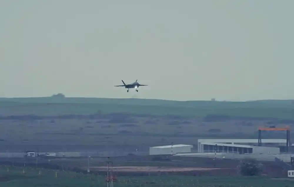 Bayraktar KIZILELMA eğitim uçuşunu başarıyla tamamladı