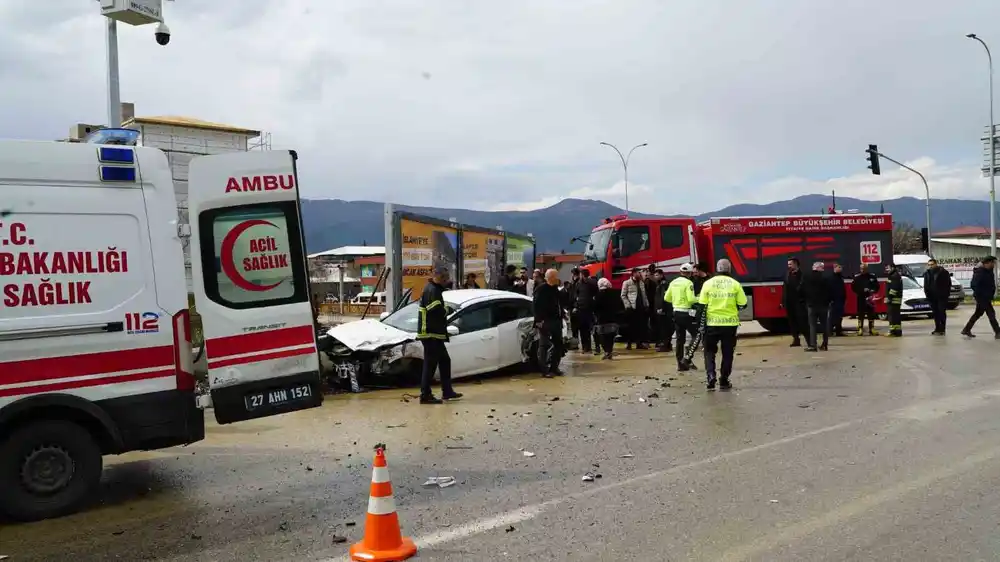 Gaziantep’te tır ile otomobil çarpıştı: 2 yaralı