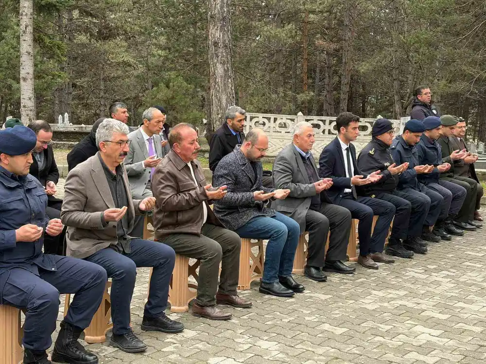 Şehit Hava Pilot Teğmen Yavuz Eracar kabri başında anıldı