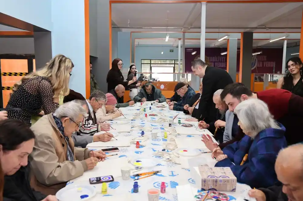 Öğrenciler ve huzurevi sakinleri kuşaklar arası etkileşime dikkat çekti