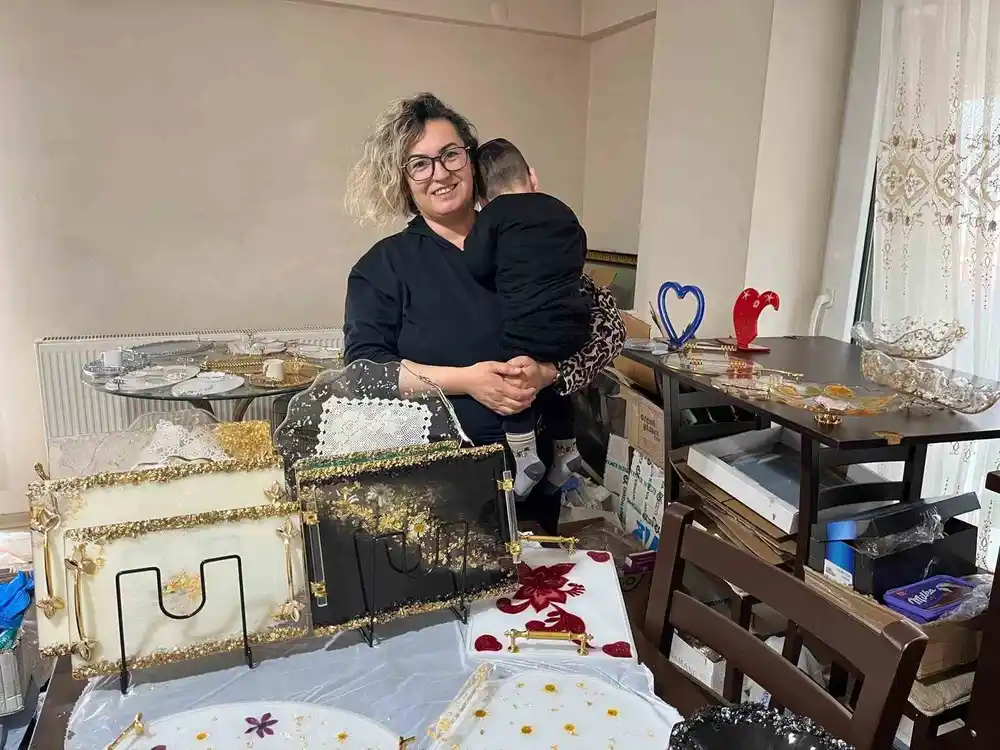 Oğlunun tedavi masrafları için evini atölyeye çevirdi