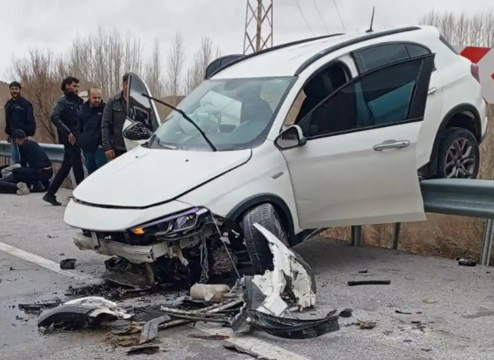 Kontrolden çıkan otomobil bariyerlerde asılı kaldı: 4 yaralı