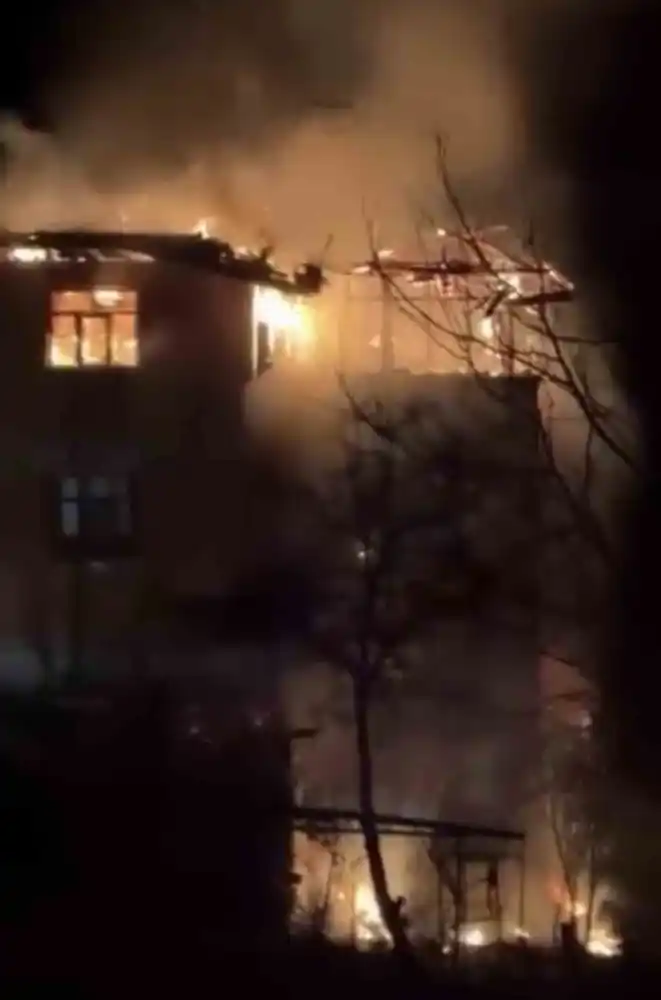 Alevlere teslim olan ev küle döndü