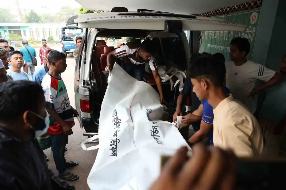 Bangladeş’te yolcu otobüsü nehre düştü: 24 ölü