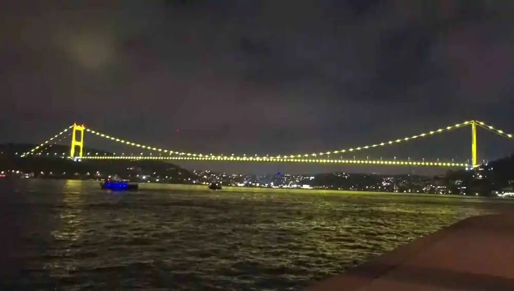 Endometriozis farkındalık ayı nedeniyle Fatih Sultan Mehmet Köprüsü sarıya büründü