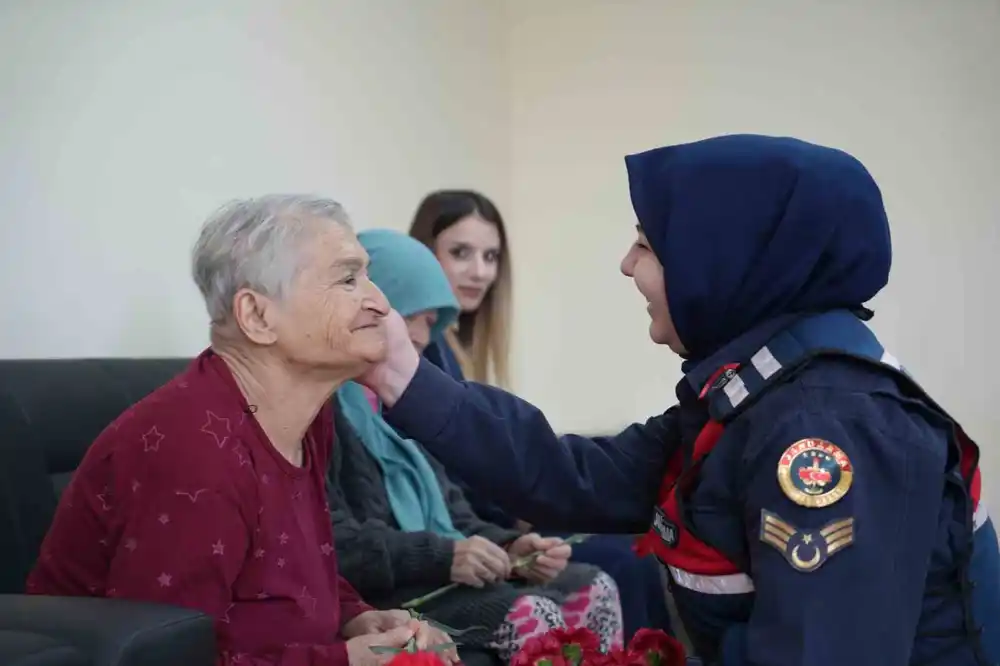 Bayburt’ta huzurevi sakinlerine jandarma sürprizi: Büyüklerin yüzü güldü