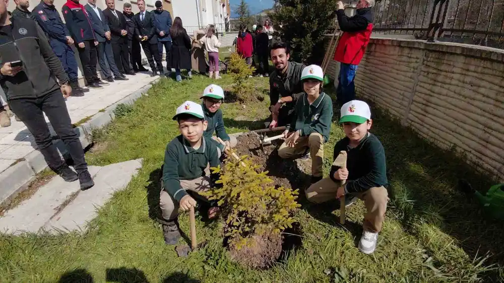 Bolu’da ilkokul öğrencileri fidan dikti