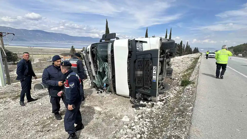 Alkollü sürücünün kullandığı tır yan yattı: 1 yaralı