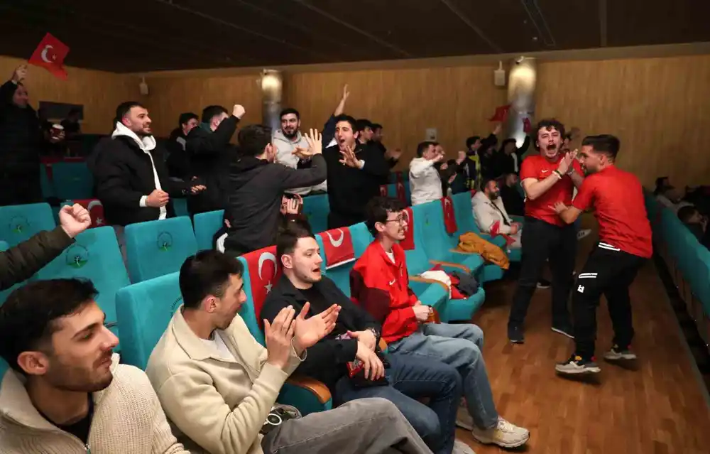 Milli maç heyecanı Osmangazi’de dev ekranda yaşandı