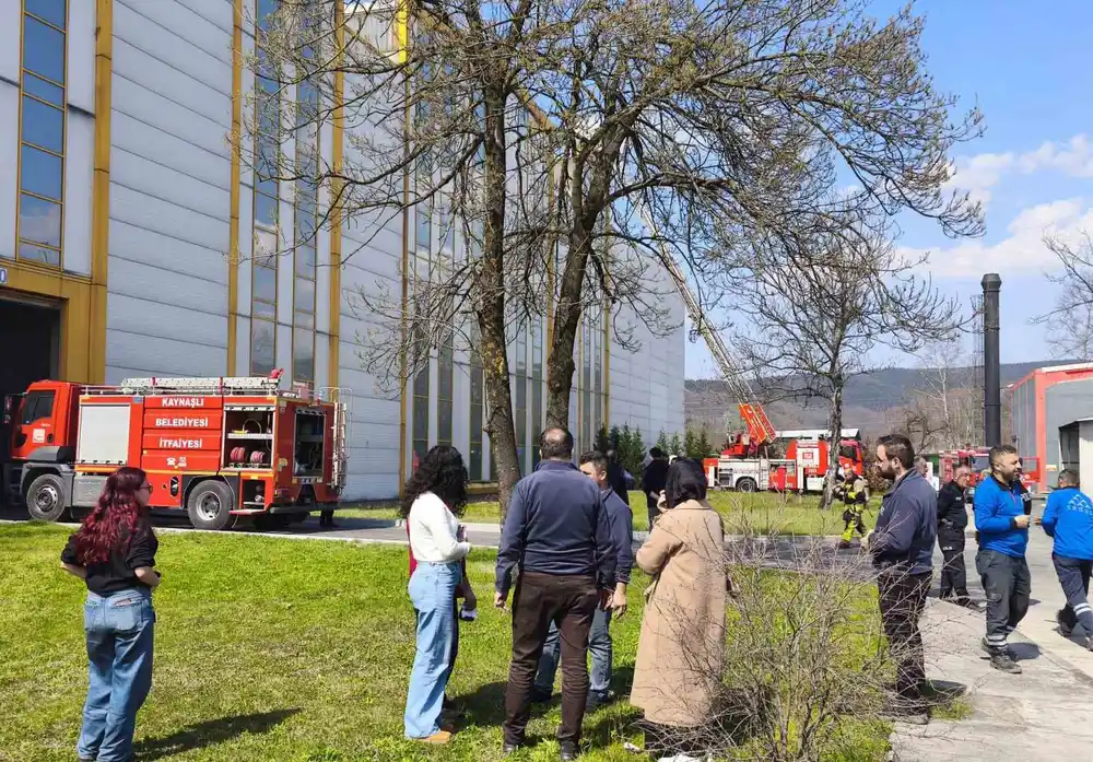 Düzce’de kauçuk fabrikasında baca yangını