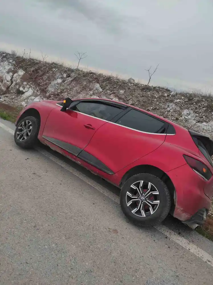 Siirt’te kontrolden çıkan araç askıda kaldı