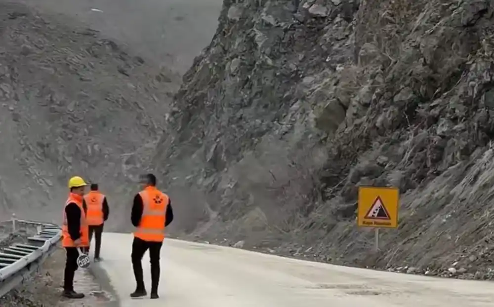 Yüksekova yolu heyelan riski nedeniyle gece trafiğe kapatılacak