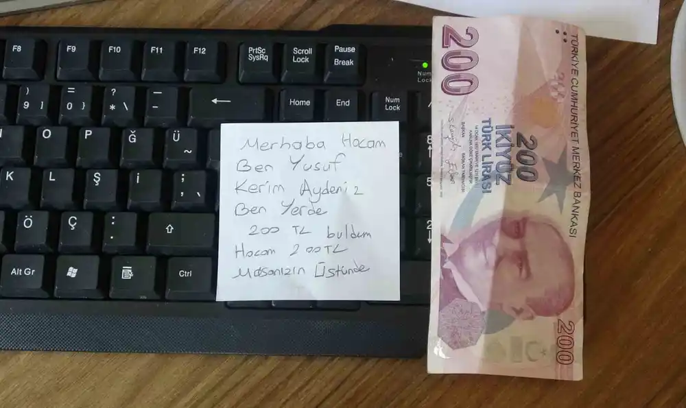 Okul koridorunda para buldu, aklına ilk gelen hadisle öğretmenler odasının yolunu tuttu