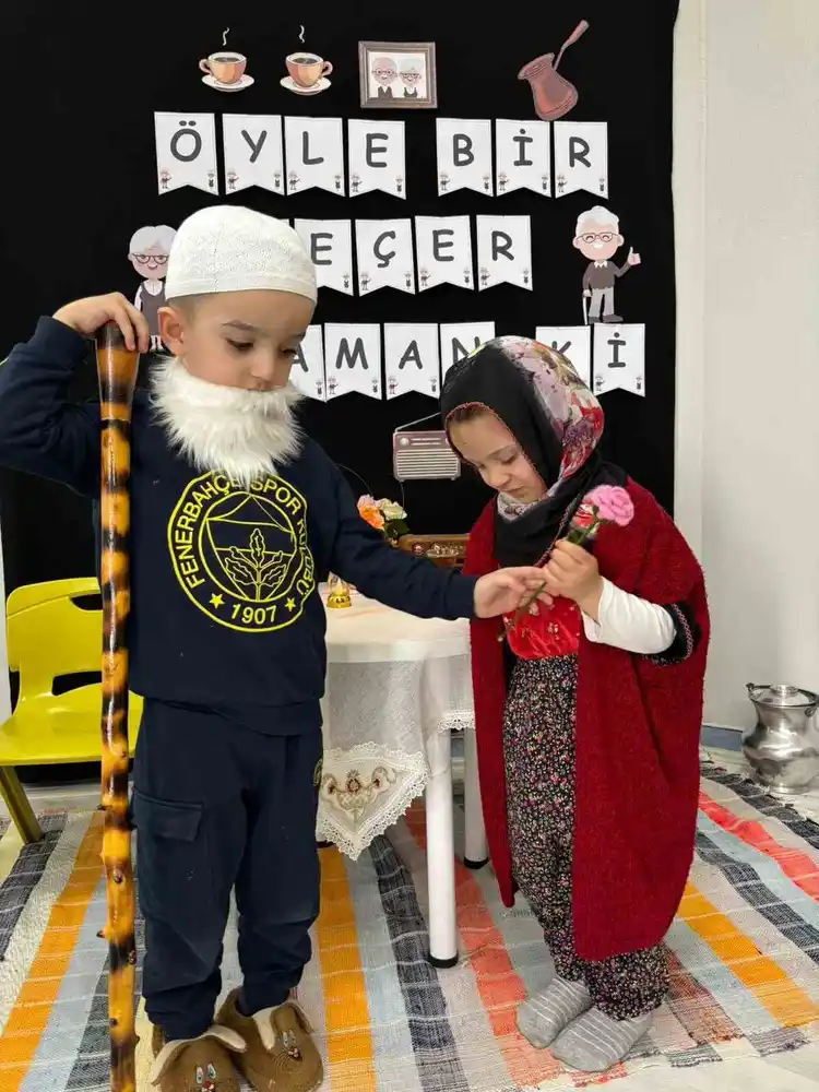 Aydıntepe’de minik öğrenciler Yaşlılar Haftası’nda büyüklerini canlandırdı