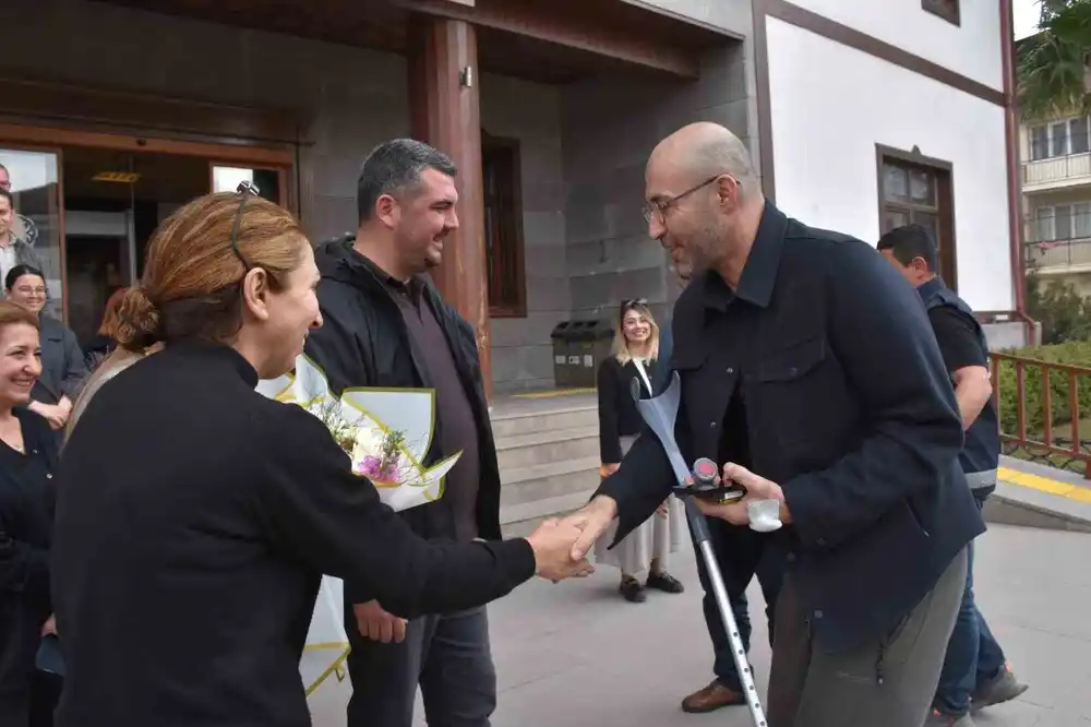 Başkan Zencirci, hastane çıkışı eve uğramadan belediyeye uğradı