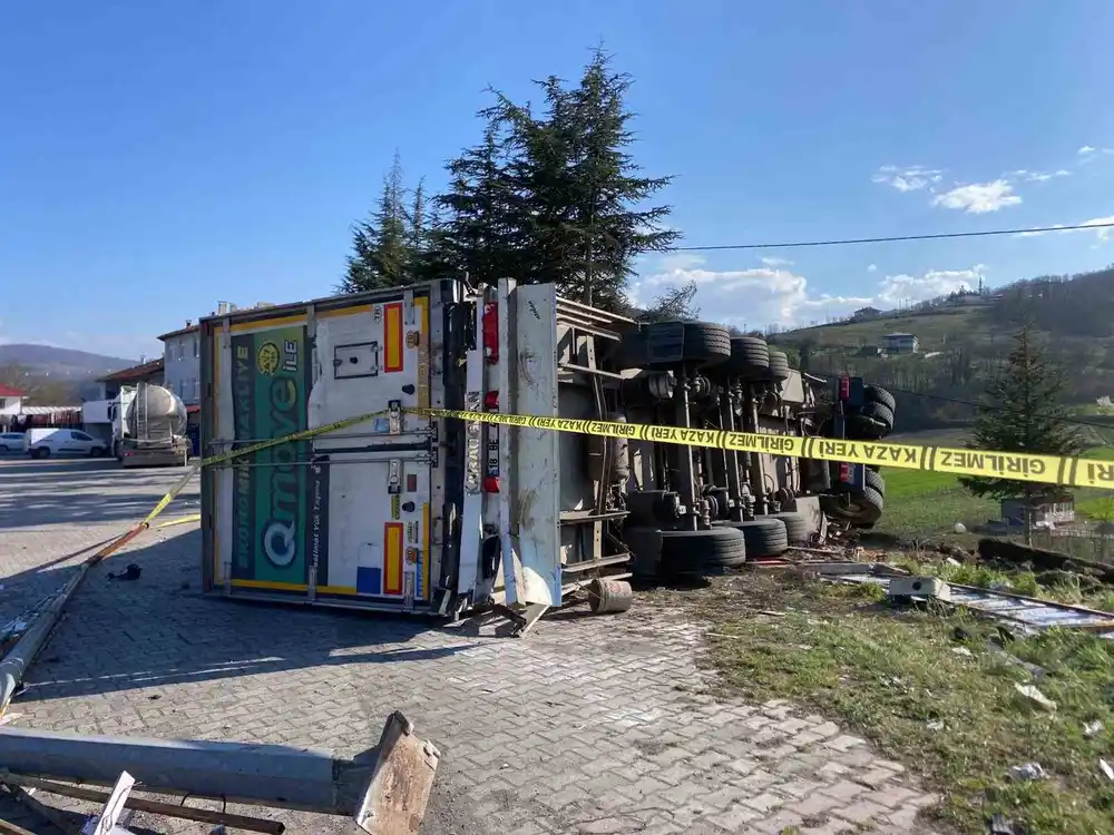 Çay yüklü tır devrildi: 1 yaralı