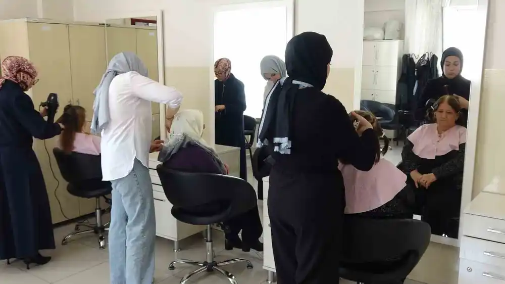 Yaşlılar hayatlarında ilk defa kuaförde bakım yaptırdı