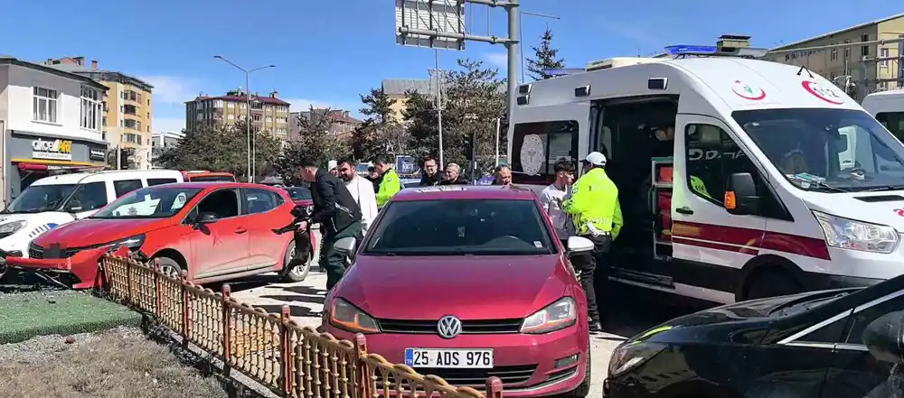 Araç içerisindeki köpek üzerine atlayınca direksiyon hakimiyetini kaybetti