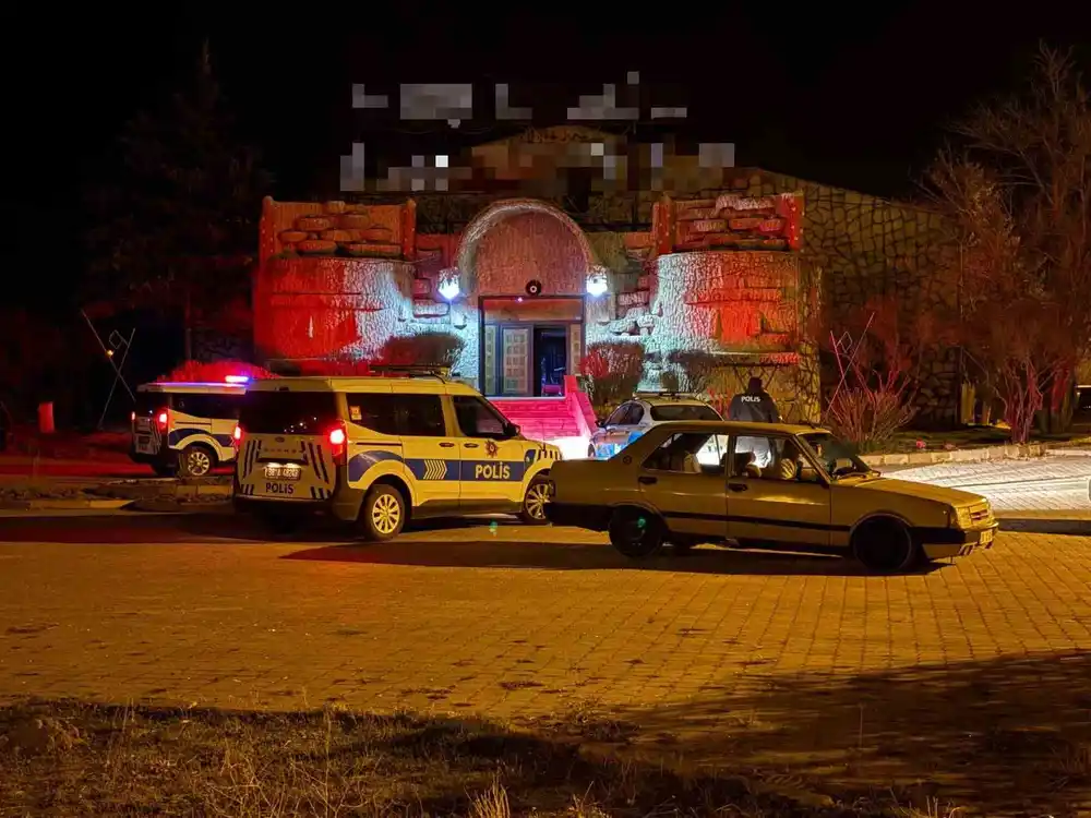 Kavgayı ayırmaya çalışan gece kulübü çalışanı bıçaklandı: Şüpheliler kaçtı