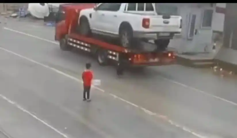 Şırnak’ta yola fırlayan çocuk, sürücünün manevrasıyla ölümden döndü